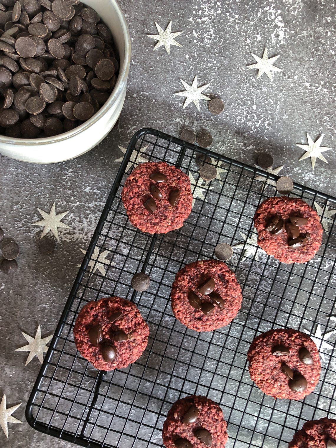 Leckeres Rezept für vegane Plätzchen mit roter Beete zu Weihnachten