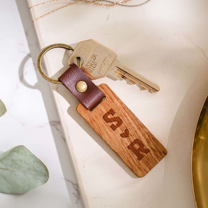 Personalisierbarer Schlüsselanhänger aus Holz mit Symbolen